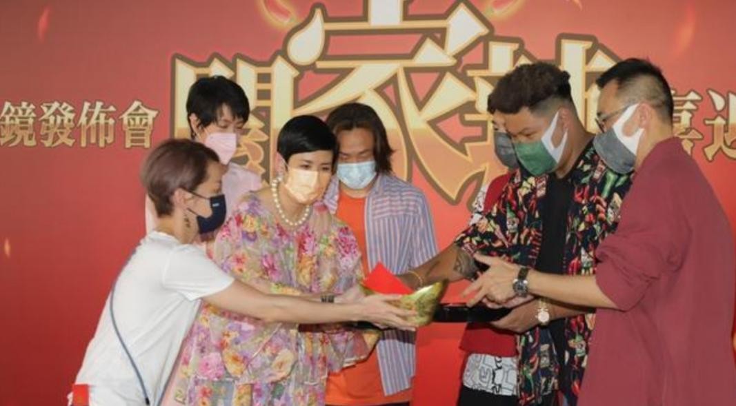 吴君如晒陈可辛探班照，调侃丈夫是来剧组蹭饭，相恋23年感情甜蜜