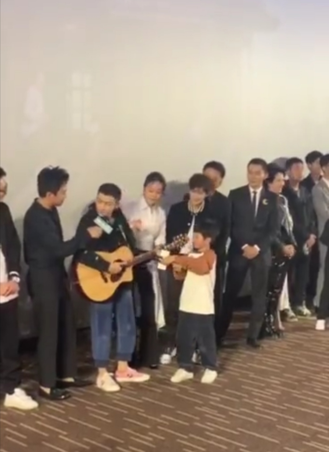 脱口秀冠军王勉当邓超面搞事情，大胆唱歌表白孙俪，网友：会被打