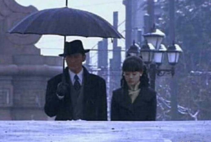 同是给冯程程打伞，周润发对比黄晓明，告诉你