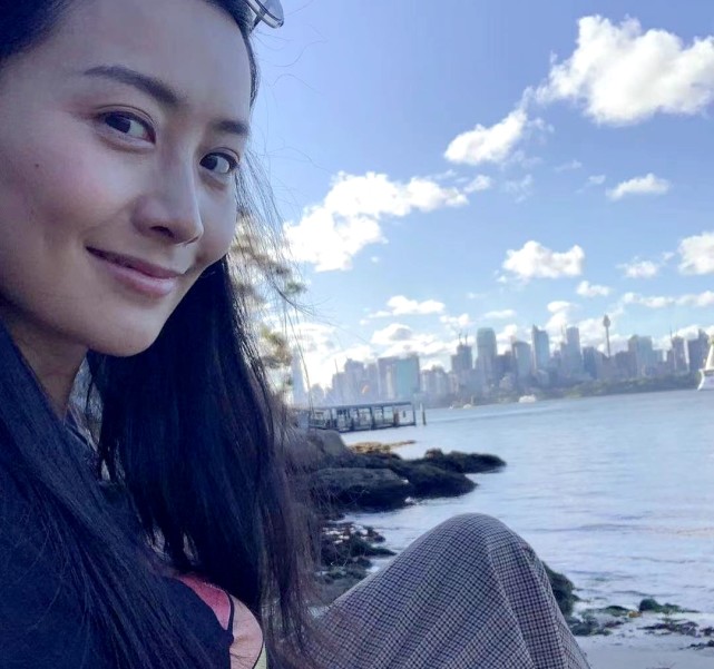 陳法拉產後三個月秀苗條身材，法籍丈夫曬甜蜜合影高調示愛