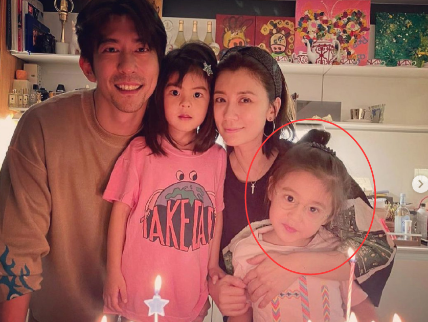 賈靜雯曬照為老公慶生，專門放一家五口照，我卻被戴眼鏡咘咘美到