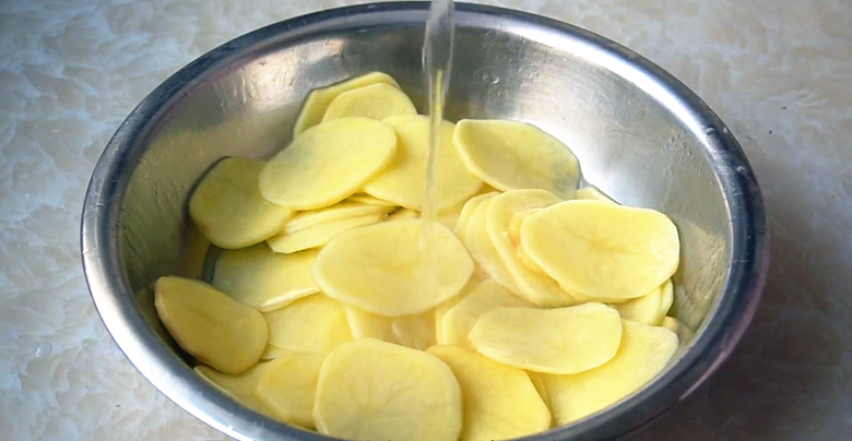 土豆片這樣做太好吃了，學會用它來招待客人，比紅燒肉還受歡迎