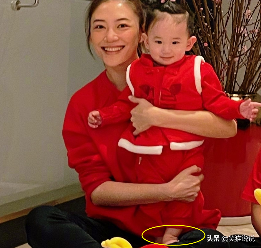 陳小春曬全家福迎初一，Jasper愈發俊朗，二寶太像應采兒