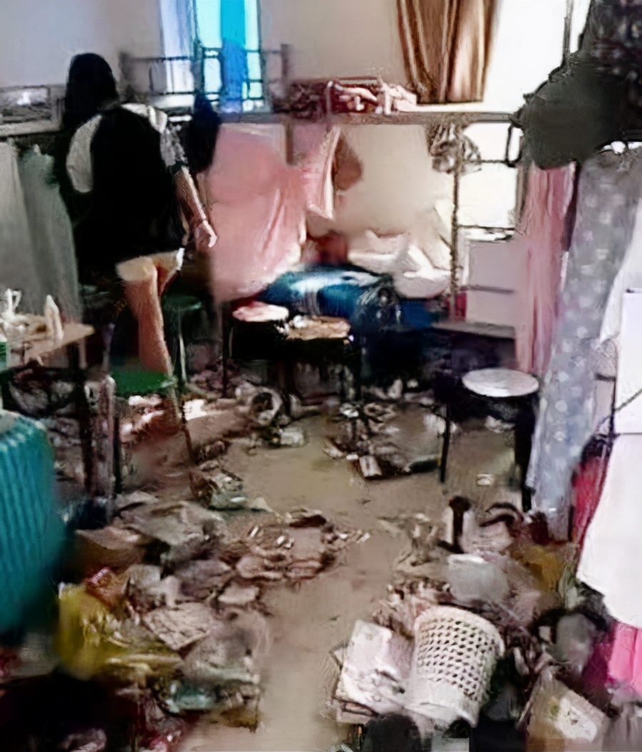 搞笑图片：九位练体操的女生，集体出来秀一下