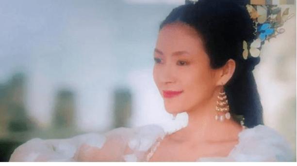 章子怡携二娃现身，双手抱儿母爱爆棚，女儿大方对镜挥手超像妈妈