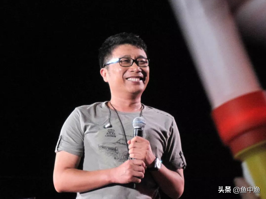 靠《两只蝴蝶》狂赚2亿，敢跟刘德华拼人气，庞龙终究毁于口水歌