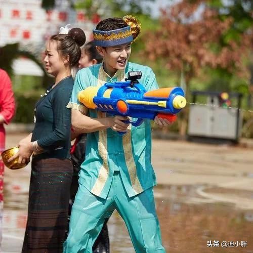 任嘉伦在《向往》下地干活时，谁看到他穿的鞋