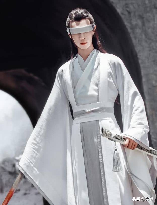 男神“蒙眼杀”，王一博性感、肖战撩人，你喜