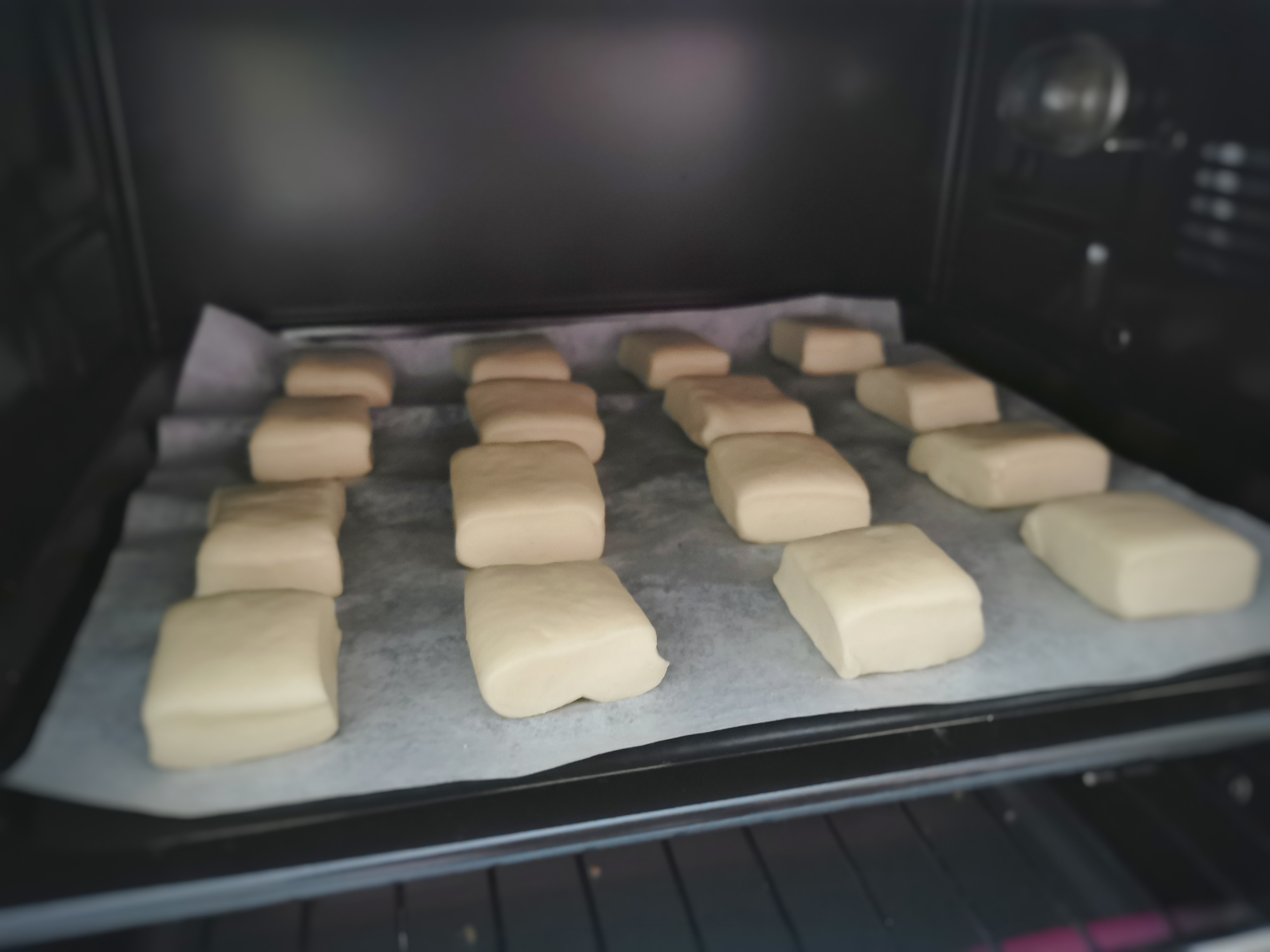 家裡有牛奶的，試試這道牛乳小麵包，做法簡單，一次發酵就能成功