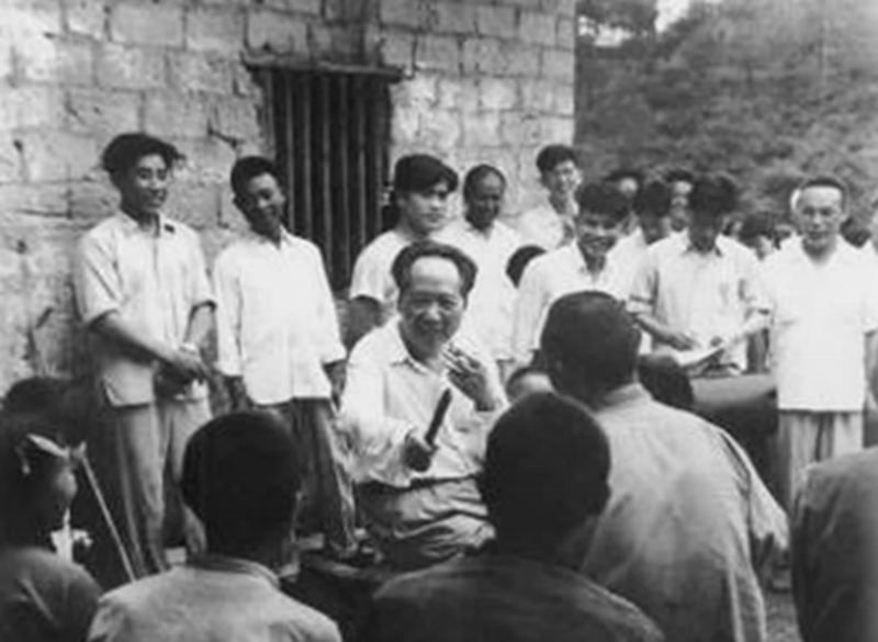 毛澤東時隔32年重回韶山，看到父母墳?zāi)蛊茽€不堪：不要修，就這樣