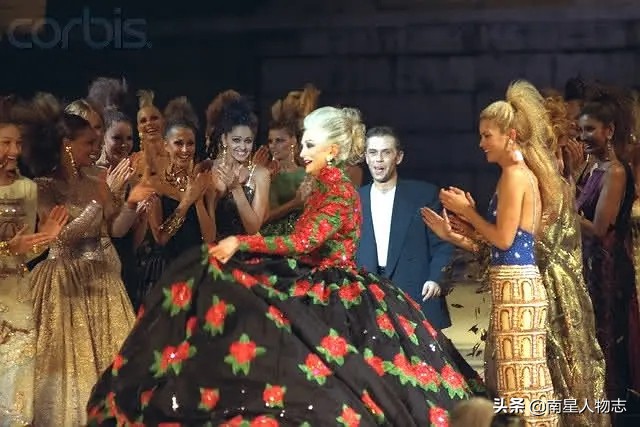 婚姻失败一夜白头，77岁被骗全部财产，84岁卡门重回T台巅峰