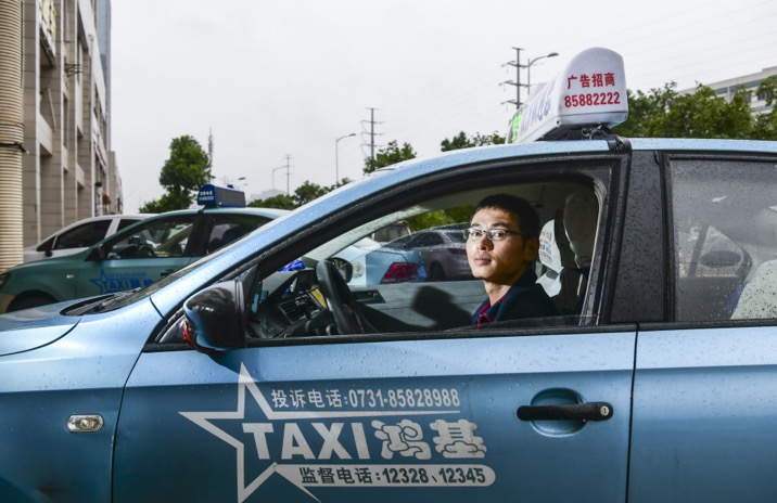 夜班出租车上一乘客平静地说刚杀了女友，司机不敢停车呼救，一路聊天劝服男子自首，“只想救活那个女孩”