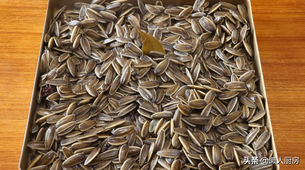 想吃焦糖瓜子不用买，自己在家就能做，一煮二晒三烤制3步搞定