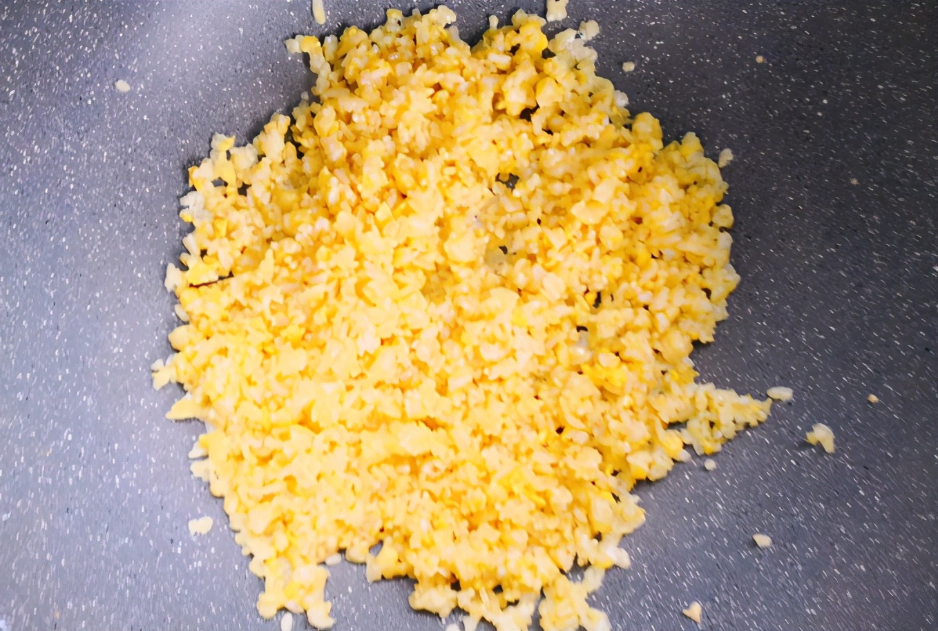 做蛋炒饭时，鸡蛋和米饭哪个先炒？牢记正确做法，米粒金黄又分明