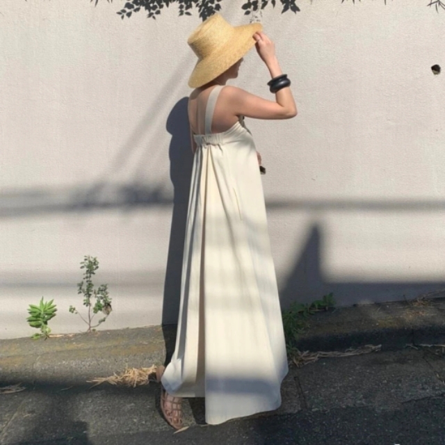 经久不衰的吊带裙穿搭：在夏天充满浪漫感。