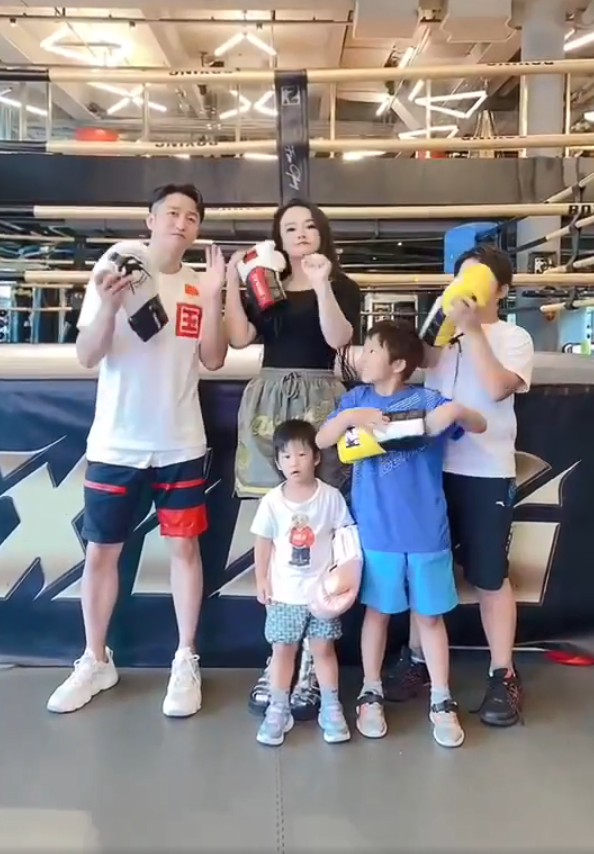 邹市明一家五口为中国健儿加油，激情澎湃，小儿子剪短发颜值超高