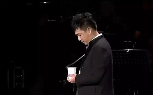 2011年初，黄磊坐航班飞台北，一次为了爱情，二次宣布退出歌坛？