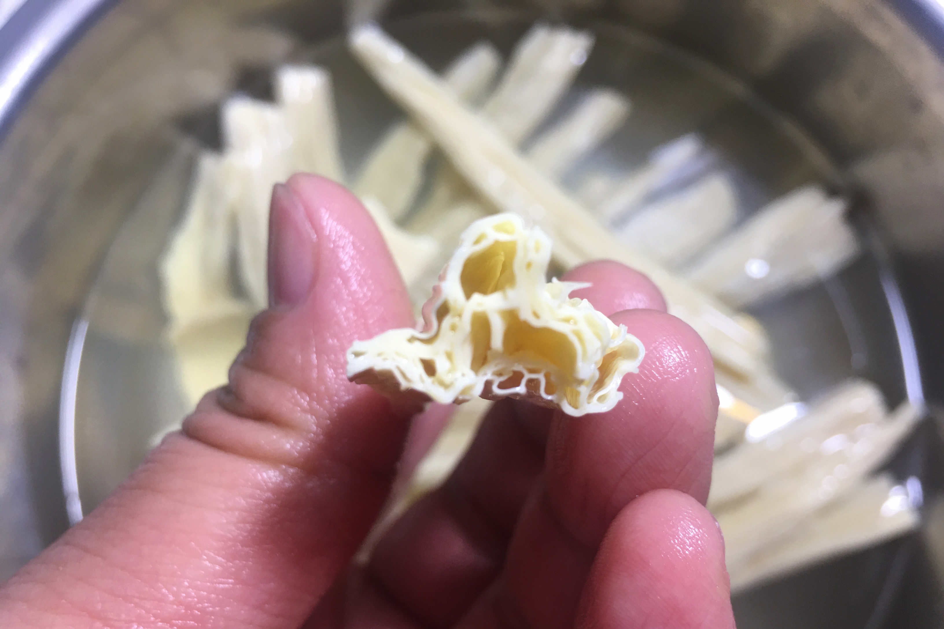 泡腐竹，是用涼水還是熱水？ 學會這個竅門，泡得又快又韌還沒硬芯