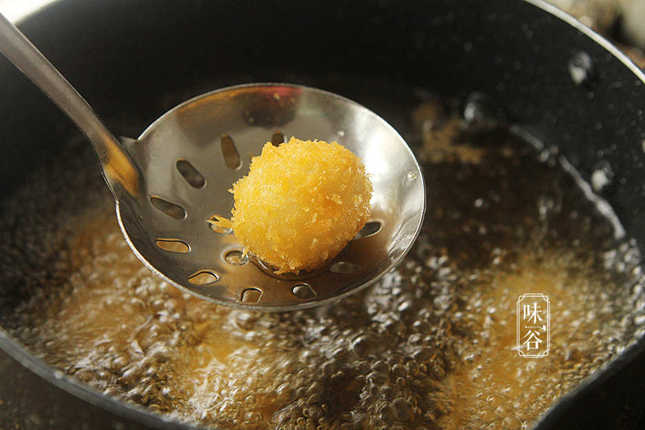 元宵節，湯圓不要煮著吃了，試試炸湯圓，外脆裡糯，喜慶又好吃