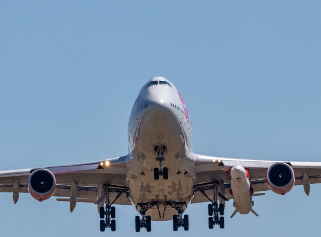 造型犹如空射弹道导弹，超级客机即将飞往关岛