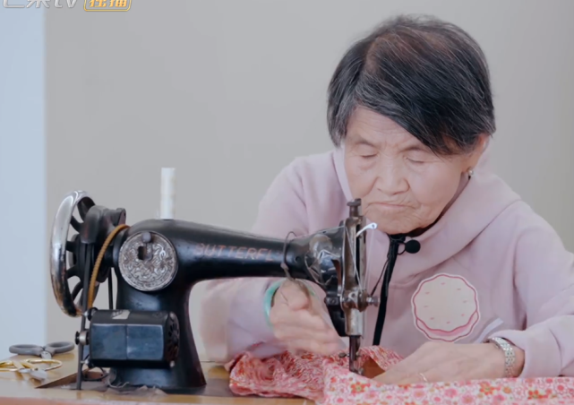 86岁婆婆婚后从不做饭，工作赚钱还养猪，黄圣依