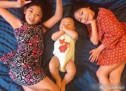 蔡少芬全家為女兒慶生，母女嘟嘴親吻張晉捏臉，魚蛋被蛋糕饞哭