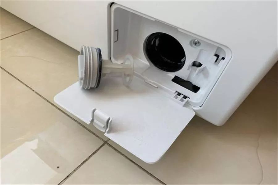 The washing machine has a "hidden switch", and the dirty water "rushes