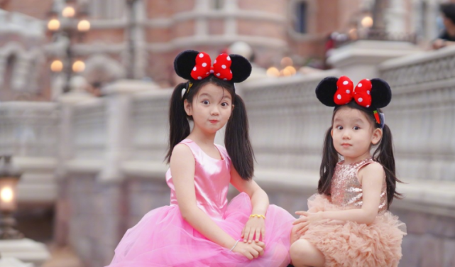 阿拉蕾和妹妹穿公主裙拍照，一件裙子从小穿到大，眼神却变了