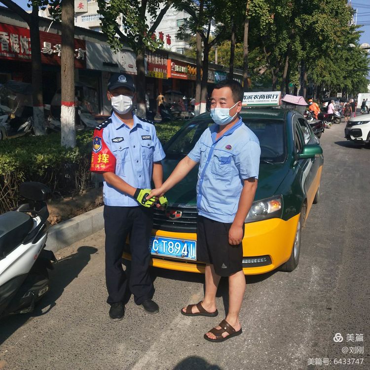 陕西宝鸡：交警开出租 的哥站警岗