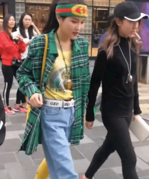 网友街头偶遇赵本山女儿，半只腿穿1\u002F4裤子，