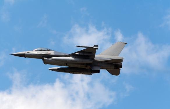 令人寒心？美国战机进来不喊话，解放军刚进入