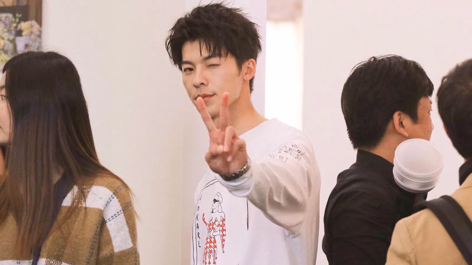 李佳琦逛街偶遇许光汉，两人合影穿着正式，不知道该羡慕谁？