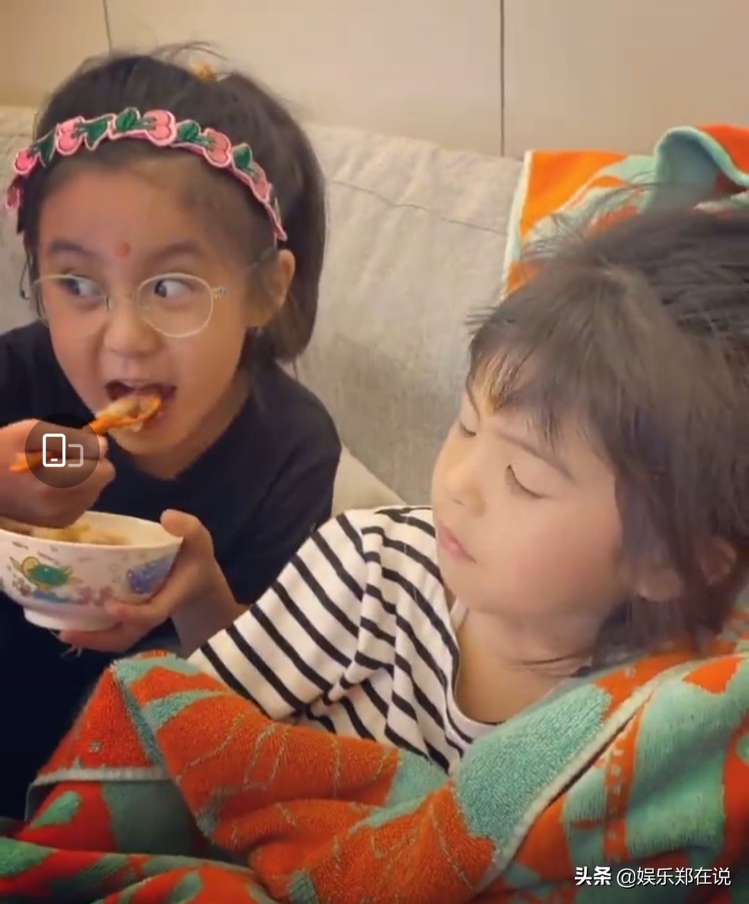 賈靜雯女兒坐“轎子”，咘咘戴眼鏡文質彬彬，Bo妞換牙憨態可掬