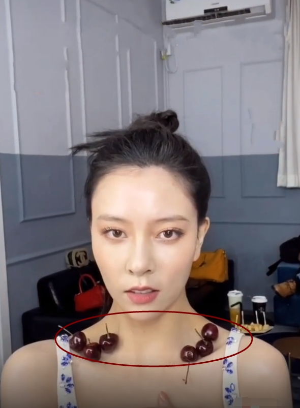 有种“壕”叫宋妍霏锁骨放车厘子，看清放了几颗，羡慕了