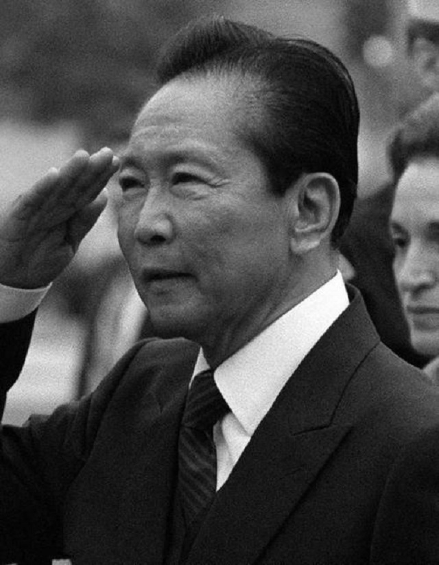 菲律宾前总统，带300箱行李、上百亿逃往美国，