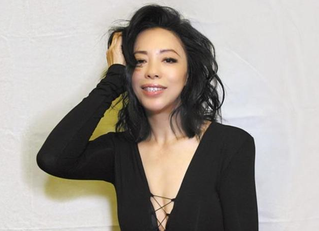 52岁黄绮珊近况曝光，被嘲像大妈，一代歌后迫于生计当服务员？