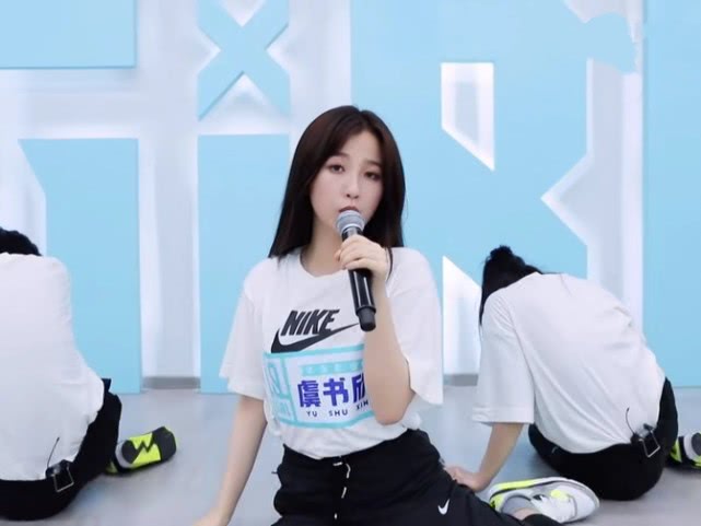 人家练舞都穿运动鞋，看看虞书欣穿的啥？大小