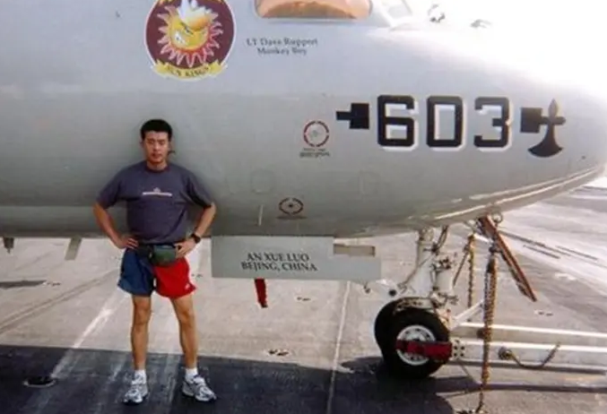 北京男子在美航母服役4年，回国见辽宁舰后，一