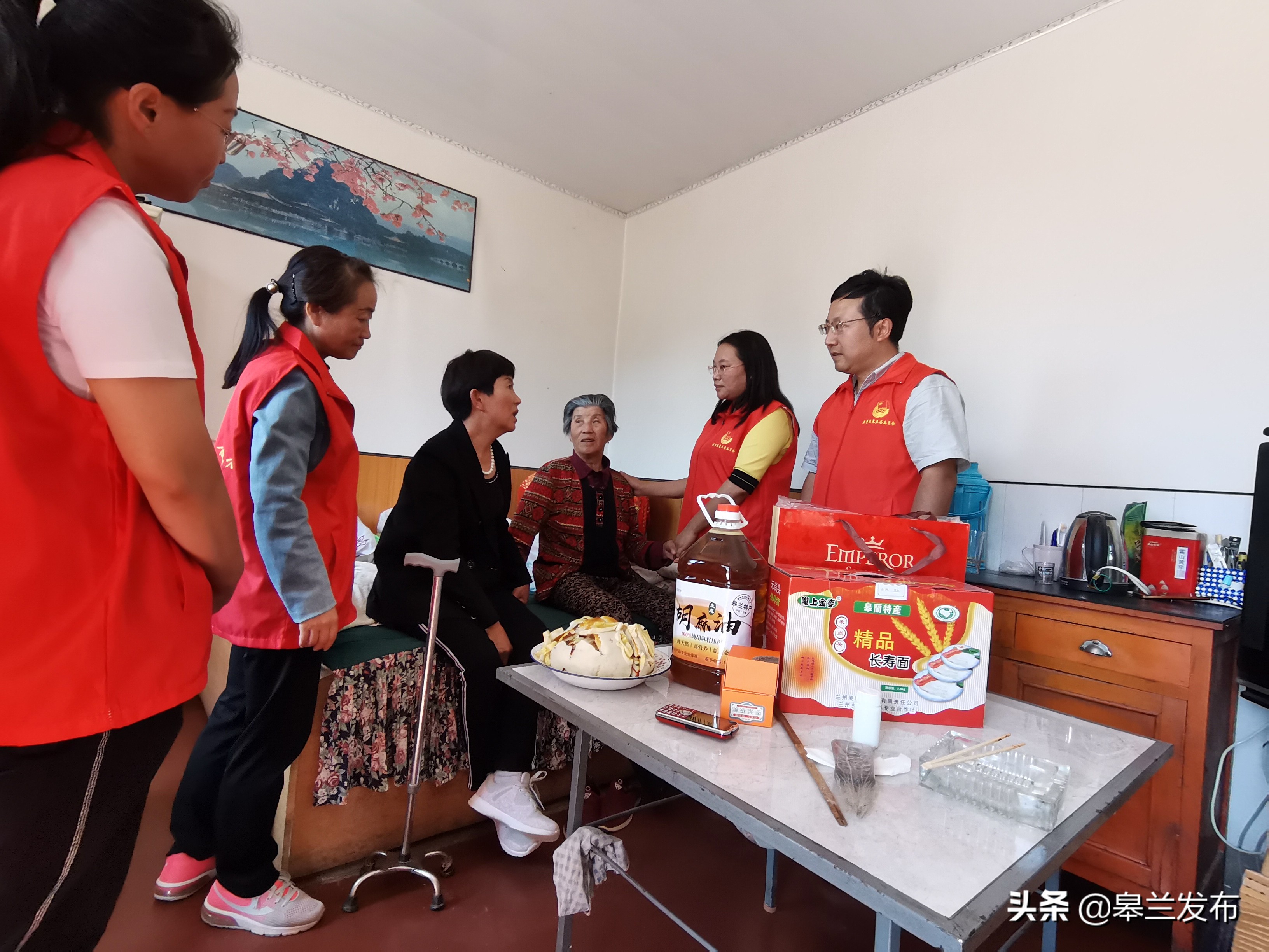 皋兰县团县委开展情暖中秋重阳关爱孤寡老人关爱慰问活动