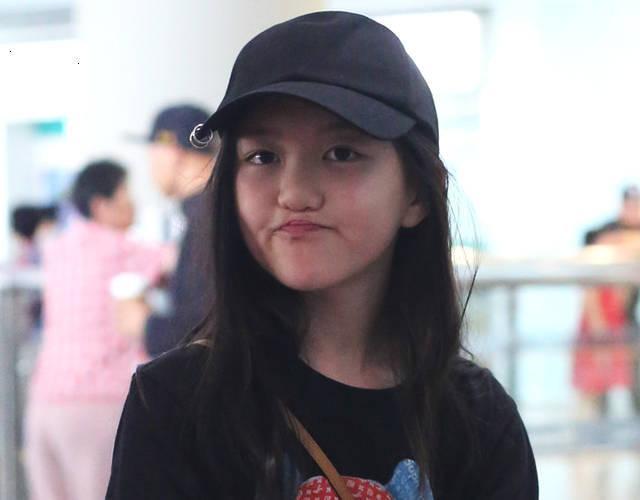 时尚小女王李嫣和母亲王菲姐姐窦靖童的合照