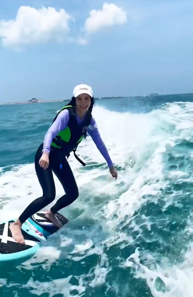 Angelababy独自带儿子小海绵三亚游泳，酷爱冲浪的她曾秀出视频，这一次她没有烟不离手