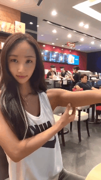搞笑动图图片：我知道他们要杯具，但没想到是这样