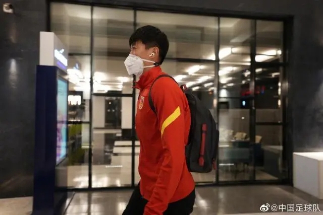 行李过多导致包机晚点20分钟，国足抵达沙迦闭门苦练，足协包下整座酒店
