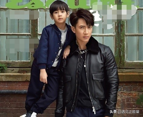 吳尊的兒子越長越帥氣，和吳尊拍合照，氣場大開