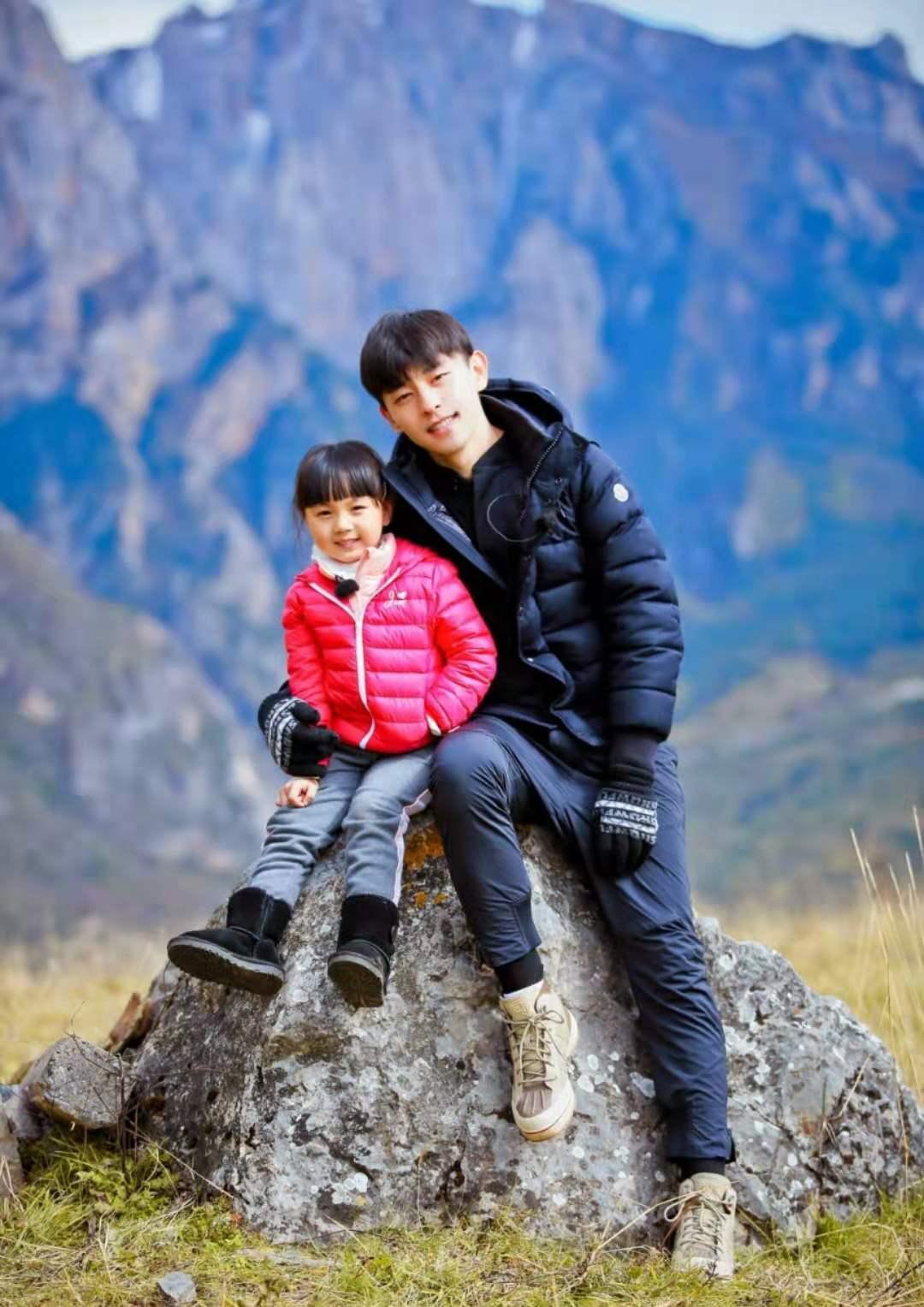 《爸爸去哪儿》小山竹近照曝光，浓妆打扮露腰装，网友怒批太成熟