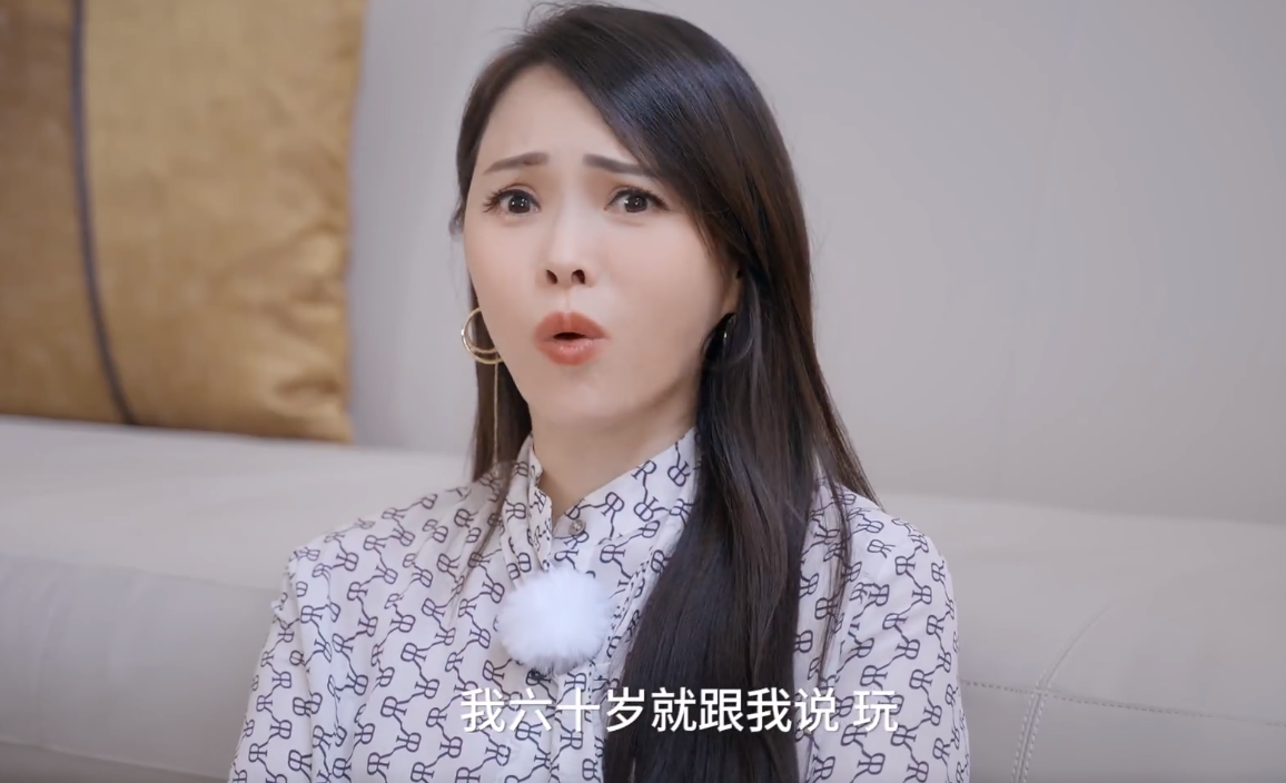 伊能静携19岁儿子参加节目，哈利浓眉带妆，提起前婆婆关系疏远