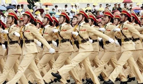 越南女兵入伍体检：什么都可以接受，唯独这一