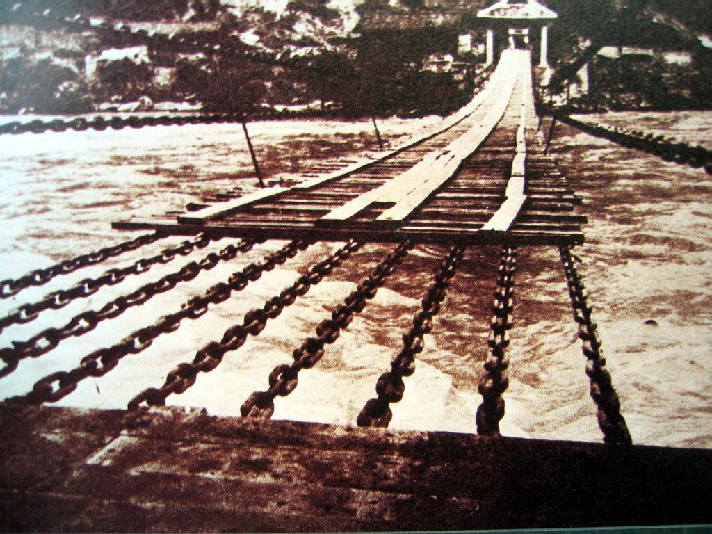 1935年飞夺泸定桥，敌军为何不直接炸断13根铁链，其中有何隐情？