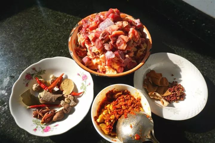 内江人的早餐，一碗重油重辣的牛肉面