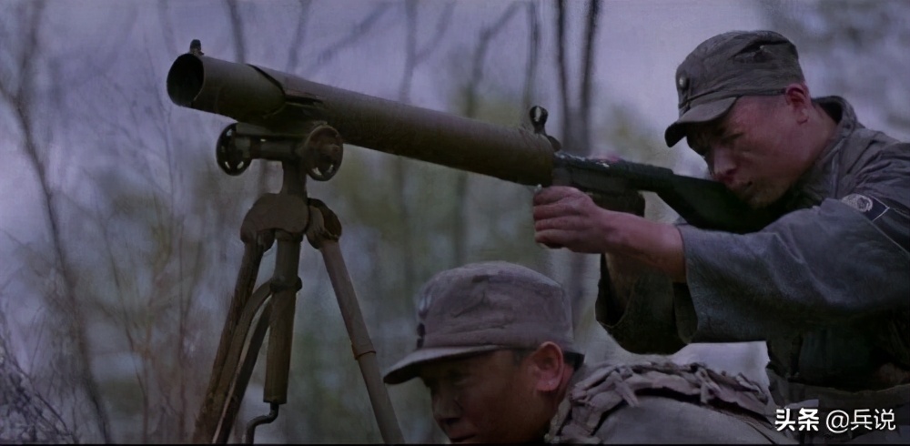 志愿军不顾轰炸，大炮推出工事直射坦克，美军